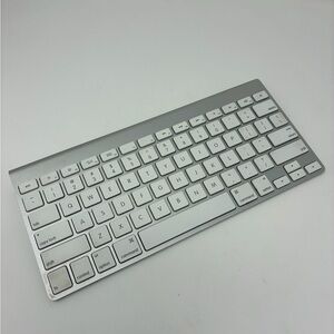 Apple A 1314 Wireless Slim Aluminum Keyboard - Silver and White Battery